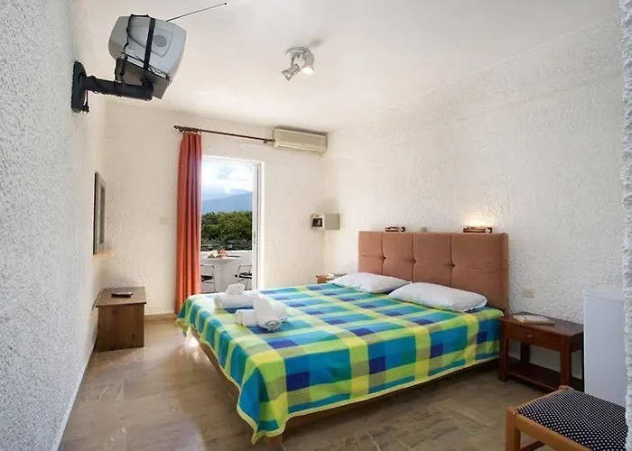 Hotel Athina Karavomylos